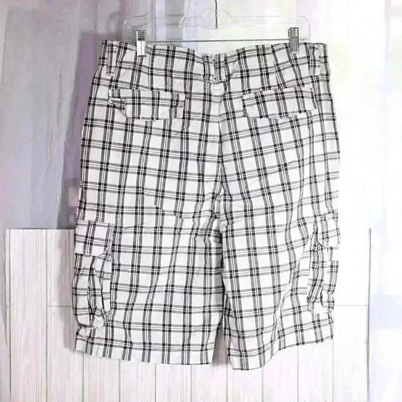 Lot of 3 Size 34 Vans/Urban Pipeline/G&M Men's shorts white/black combo - Picture 6 of 11